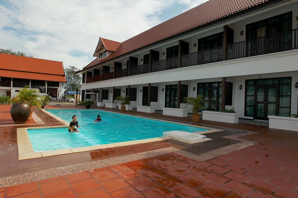 The Manor Beach Resort Besut Kampung Kuala Besut Exterior photo