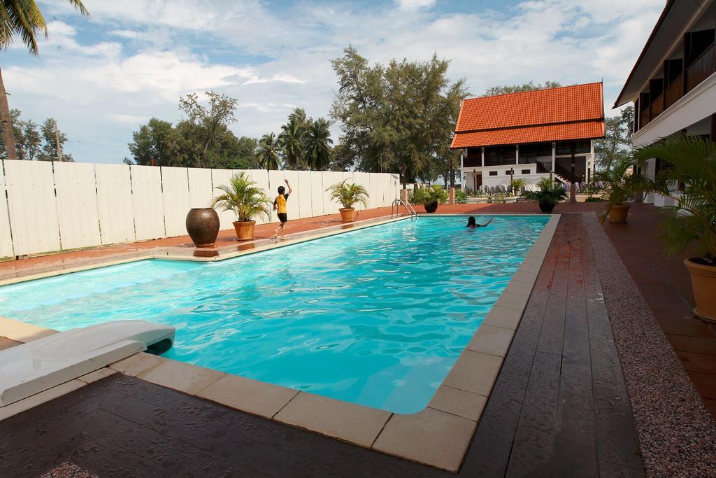 The Manor Beach Resort Besut Kampung Kuala Besut Exterior photo