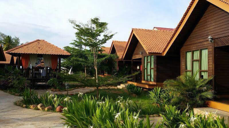 The Manor Beach Resort Besut Kampung Kuala Besut Exterior photo